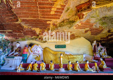 Felszeichnungen an der Decke und eine Liegenden Buddha Statue bei Kaw-goon Höhle, auch als Kawgun Cave Tempel oder Höhle der Zehn Tausend Buddhas bekannt Stockfoto