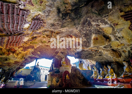 Felszeichnungen an der Decke und Buddha Statuen an Kaw-goon Höhle, auch als Kawgun Cave Tempel oder Höhle der Zehn Tausend Buddhas bekannt Stockfoto