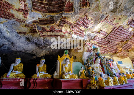 Felszeichnungen an der Decke und Buddha Statuen an Kaw-goon Höhle, auch als Kawgun Cave Tempel oder Höhle der Zehn Tausend Buddhas bekannt Stockfoto