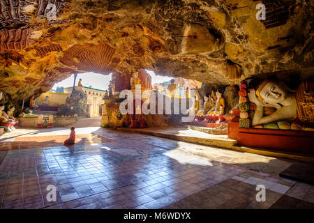 Felszeichnungen an der Decke und Buddha Statuen an Kaw-goon Höhle, auch als Kawgun Cave Tempel oder Höhle der Zehn Tausend Buddhas bekannt Stockfoto