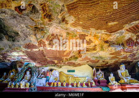 Felszeichnungen an der Decke und eine Liegenden Buddha Statue bei Kaw-goon Höhle, auch als Kawgun Cave Tempel oder Höhle der Zehn Tausend Buddhas bekannt Stockfoto