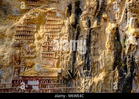 Felszeichnungen an der Decke bei Kaw-goon Höhle, auch als Kawgun Cave Tempel oder Höhle der Zehn Tausend Buddhas bekannt Stockfoto