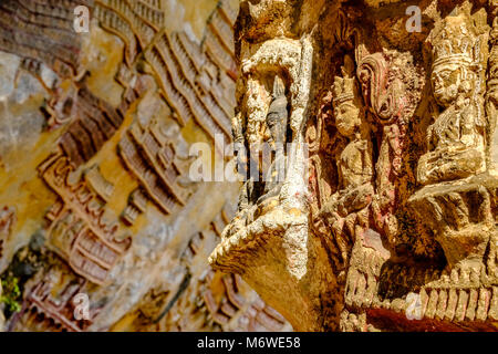 Felszeichnungen an der Decke bei Kaw-goon Höhle, auch als Kawgun Cave Tempel oder Höhle der Zehn Tausend Buddhas bekannt Stockfoto