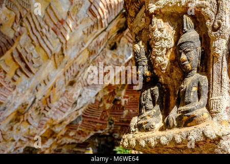 Felszeichnungen an der Decke bei Kaw-goon Höhle, auch als Kawgun Cave Tempel oder Höhle der Zehn Tausend Buddhas bekannt Stockfoto