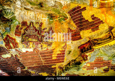 Felszeichnungen an der Decke bei Kaw-goon Höhle, auch als Kawgun Cave Tempel oder Höhle der Zehn Tausend Buddhas bekannt Stockfoto