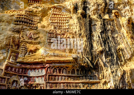 Felszeichnungen an der Decke bei Kaw-goon Höhle, auch als Kawgun Cave Tempel oder Höhle der Zehn Tausend Buddhas bekannt Stockfoto