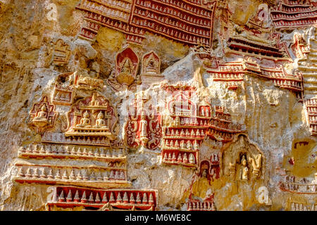 Felszeichnungen an der Decke bei Kaw-goon Höhle, auch als Kawgun Cave Tempel oder Höhle der Zehn Tausend Buddhas bekannt Stockfoto