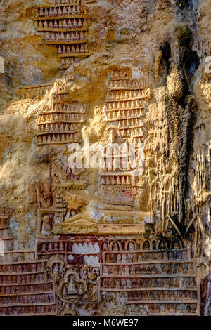 Felszeichnungen an der Decke bei Kaw-goon Höhle, auch als Kawgun Cave Tempel oder Höhle der Zehn Tausend Buddhas bekannt Stockfoto