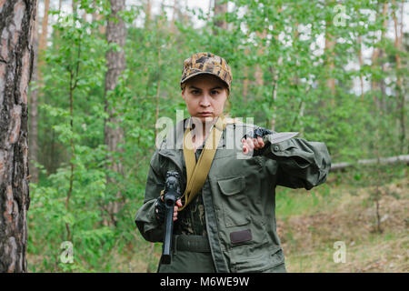 Frau Soldat mit Waffen und Messer in den Wäldern. Stockfoto