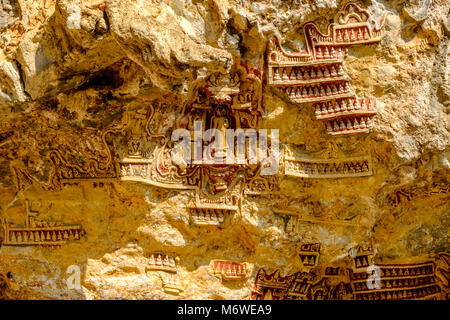 Felszeichnungen an der Decke bei Kaw-goon Höhle, auch als Kawgun Cave Tempel oder Höhle der Zehn Tausend Buddhas bekannt Stockfoto