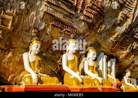 Felszeichnungen an der Decke und Buddha Statuen an Kaw-goon Höhle, auch als Kawgun Cave Tempel oder Höhle der Zehn Tausend Buddhas bekannt Stockfoto