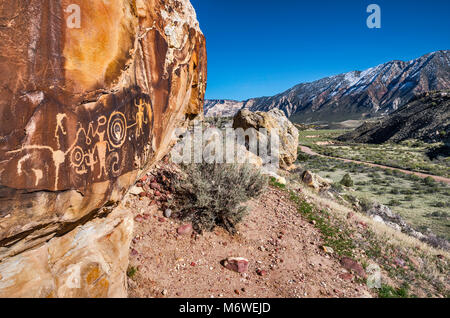 McKee Federn Petroglyphen, Fremont Kultur Rock Art Panel, Split Berg im Hintergrund, Insel der Park Road, Dinosaur National Monument, Utah, USA Stockfoto