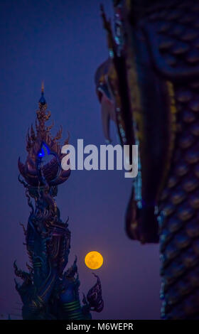 CHIANG RAI, THAILAND - Februar 01, 2018: Die Schöne im Hinblick auf die selektive Fokus der blauen Pagode in Wat Rong Suea Zehn Blaue Tempel, mit einem wunderschönen s Stockfoto