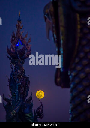 CHIANG RAI, THAILAND - Februar 01, 2018: Die Schöne im Hinblick auf die selektive Fokus der blauen Pagode in Wat Rong Suea Zehn Blaue Tempel, mit einem wunderschönen s Stockfoto