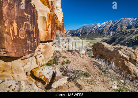 McKee Federn Petroglyphen, Fremont Kultur Rock Art Panel, Split Berg im Hintergrund, Insel der Park Road, Dinosaur National Monument, Utah, USA Stockfoto