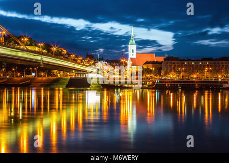 St. Martins Dom und Donau im historischen Zentrum von Bratislava, Slowakei Stockfoto