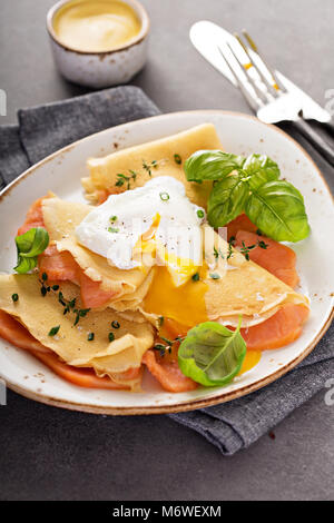 Herzhafte Crêpes mit Lachs und pochiertem Ei Stockfoto