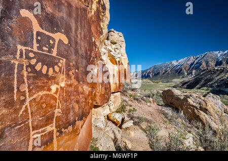 McKee Federn Petroglyphen, Fremont Kultur Rock Art Panel, Split Berg im Hintergrund, Insel der Park Road, Dinosaur National Monument, Utah, USA Stockfoto