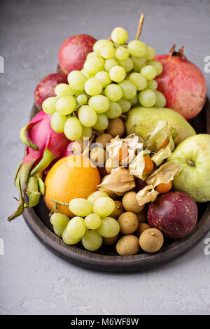 Exotische Früchte Platte mit Trauben, Drachenfrucht, longan und Passionsfrucht Stockfoto