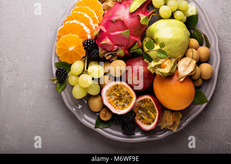 Exotische Früchte Platte mit Trauben, Drachenfrucht, longan und Passionsfrucht Stockfoto