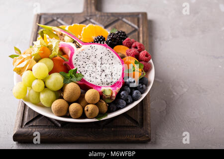 Exotische Früchte Platte mit Trauben, Drachenfrucht, longan und Passionsfrucht Stockfoto