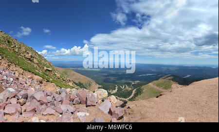 Panoramablick vom Pikes Peak Mountains in Colorado - genäht aus 6 Bildern Stockfoto