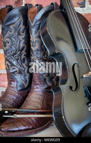 Abgetragenes Cowboystiefel und Fiddle, Nashville, Tennessee, USA Stockfoto