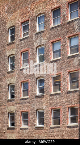 Fassade eines alten Backsteingebäude in der Innenstadt von New York, USA. Stockfoto