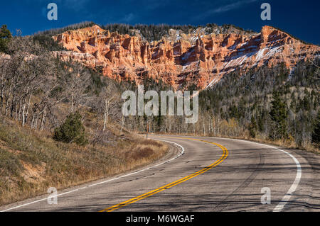 Felsformationen am Markagunt Plateau, Ende Oktober von der Autobahn 14 in der Nähe von Cedar Breaks National Monument, Utah, USA gesehen Stockfoto