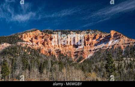 Felsformationen am Markagunt Plateau, Ende Oktober von der Autobahn 14 in der Nähe von Cedar Breaks National Monument, Utah, USA gesehen Stockfoto