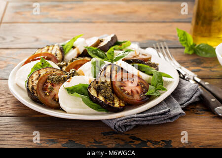 Sommer Caprese Salat mit gegrillten Auberginen und Pesto Stockfoto