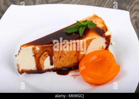 Käsekuchen mit Schokolade und Aprikose Stockfoto