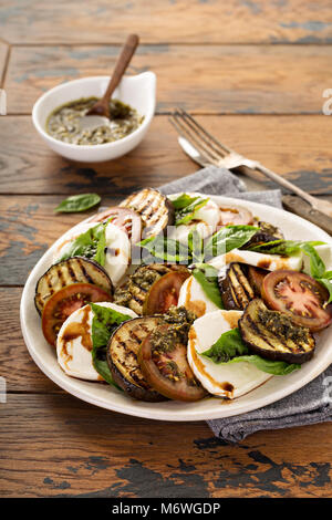 Sommer Caprese Salat mit gegrillten Auberginen und Pesto Stockfoto