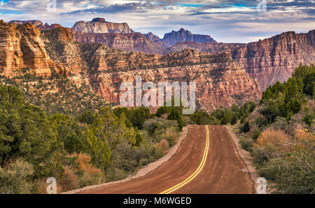 Westen Tempel und Mount Kinesava in der Entfernung, Ansicht von kolob Terrace Road, Zion National Park, Utah, USA Stockfoto