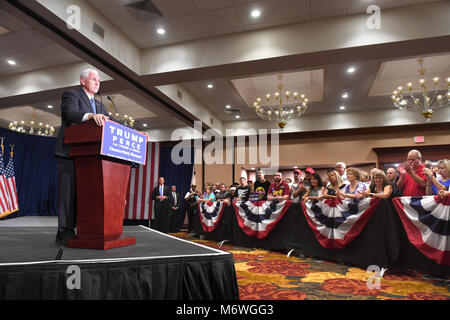 Chesterfield, MO, USA – 6. September 2016: Republikanische Vize-Präsidentschaftskandidatin spricht Indiana Gouverneur Mike Pence Anhängern zu einer Kundgebung in Che Stockfoto