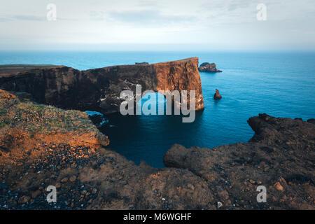 Einzigartige basalt Bogen auf Dyrholaey Stockfoto