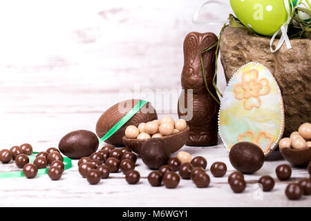 Ostern Lebkuchen Kekse, Schokolade Hasen und Eier auf Holztisch. Eier und Hasen. Kopieren Sie Platz. Stockfoto
