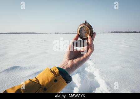 Mann mit dem Zirkel in der Hand Stockfoto