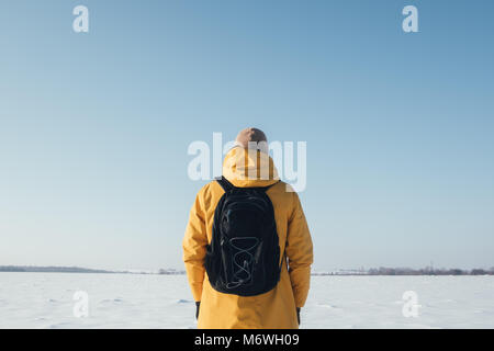 Allein reisende in gelber Jacke Stockfoto
