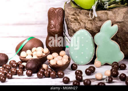 Ostern Lebkuchen Kekse, Schokolade, Kaninchen und Kugeln auf Holztisch. Eier und Hasen. Kopieren Sie Platz. Stockfoto