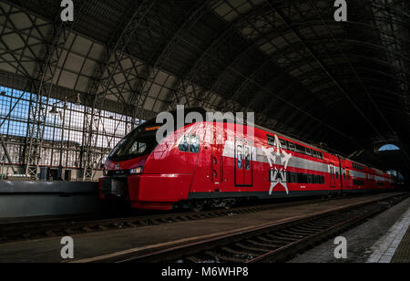 Doppelstöckige Aeroexpress-zug Kievskiy bietet komfortable Verbindung zwischen Bahnhof und Flughafen Vnukovo in Moskau, Russland Stockfoto