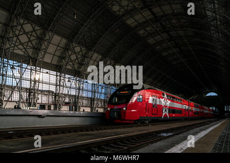 Doppelstöckige Aeroexpress-zug Kievskiy bietet komfortable Verbindung zwischen Bahnhof und Flughafen Vnukovo in Moskau, Russland Stockfoto