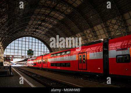 Doppelstöckige Aeroexpress-zug Kievskiy bietet komfortable Verbindung zwischen Bahnhof und Flughafen Vnukovo in Moskau, Russland Stockfoto