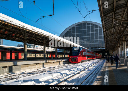 Doppelstöckige Aeroexpress-zug Kievskiy bietet komfortable Verbindung zwischen Bahnhof und Flughafen Vnukovo in Moskau, Russland Stockfoto