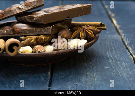 Gebrochene Schokolade und Gewürzen. Llliciaceae und Zimt. Stockfoto