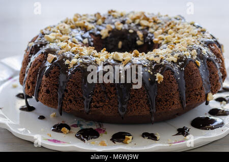 Schokoladenkuchen, in Scheiben geschnitten, mit Kokos und Nussbaum abgedeckt. Stockfoto