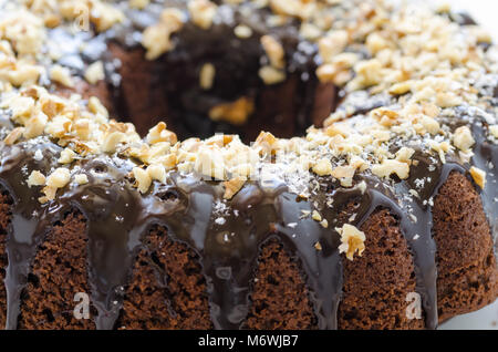 Schokoladenkuchen, in Scheiben geschnitten, mit Kokos und Nussbaum abgedeckt. Stockfoto