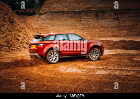 Range Rover Evoque schnelles Fahren Offroad in Sand schnell drehen mit Spray, die aus der Räder Stockfoto