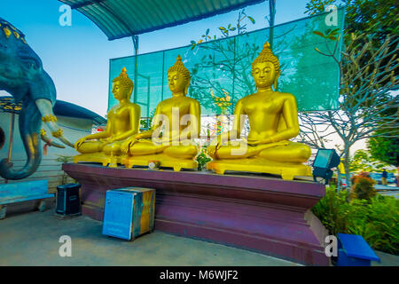 CHIANG MAI, THAILAND - Februar 01, 2018: Im freien Blick auf drei goldenen Statuen am goldenen Dreieck in Thailand in Thailand. Stockfoto