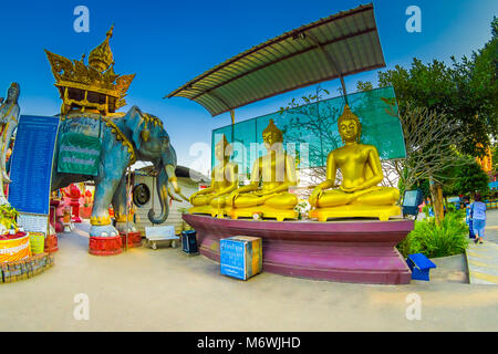 CHIANG MAI, THAILAND - Februar 01, 2018: Im freien Blick auf drei goldenen Statuen am goldenen Dreieck in Thailand. Das goldene Dreieck bezeichnet die conf Stockfoto